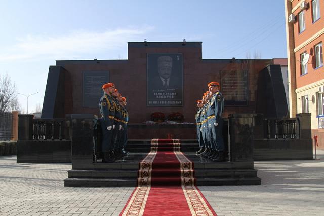 В Чечне установили мемориал отцу Кадырова и спасателям