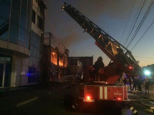 Многоэтажный магазин горит в Адыгее на площади 1100 квадратных метров