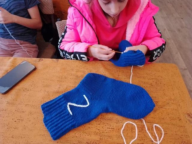 На Ставрополье школьники и волонтеры вяжут носки для участников СВО