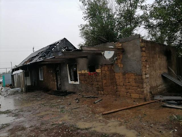 Из-за удара молнии загорелся жилой дом на Ставрополье