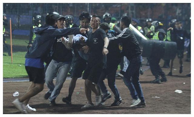 Президент Индонезии поручил провести тщательное расследование после гибели 129 человек на футболе
