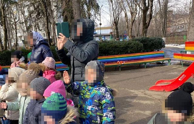 Детсад Ессентуков обвинили в пропаганде ЛГБТ из-за радужных лавочек