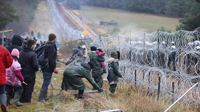 К границе Белоруссии соседние страны стягивают военную технику