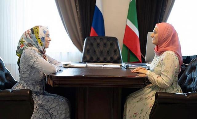 Новая помощница дочери Кадырова владеет несколькими языками