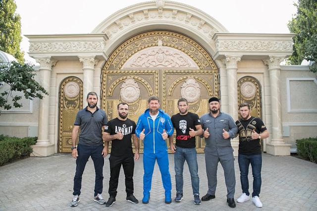 Кадыров наградил лучших спортсменов Чечни квартирами и иномарками 