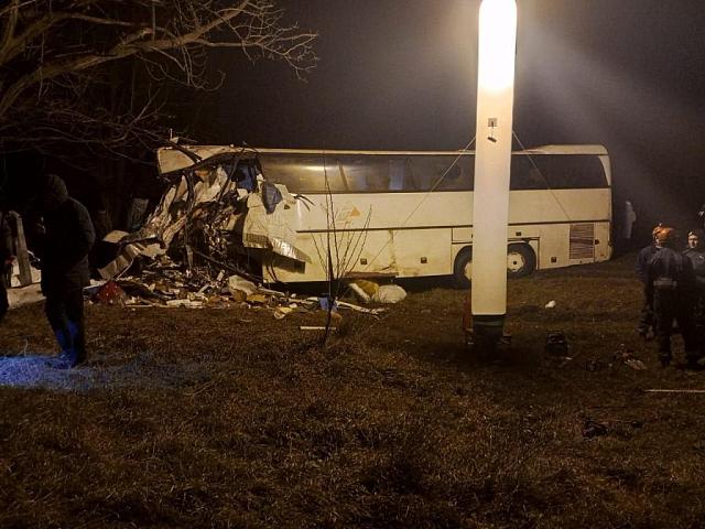 Пять человек погибли в результате столкновения автобуса и грузовика на Кубани
