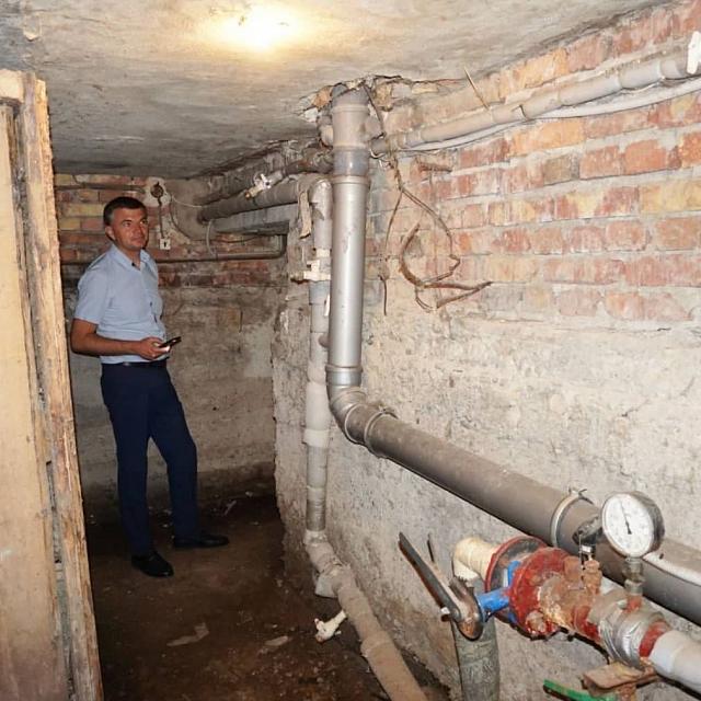 Подвалы многоэтажки на Ставрополье затопило минералкой 