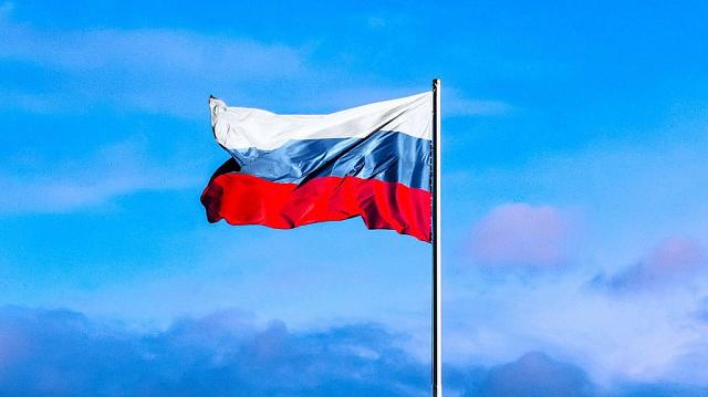 В школах КЧР будут начинать учебную неделю с гимна и поднятия флага РФ