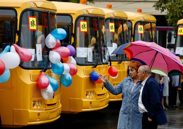 В Ставрополе школам края вручили 21 новый автобус