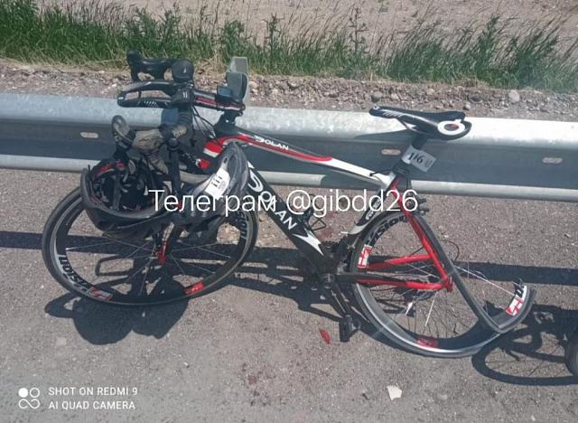 На Ставрополье лихач на «Газели» «толкнул» легковушку на двух велосипедисток
