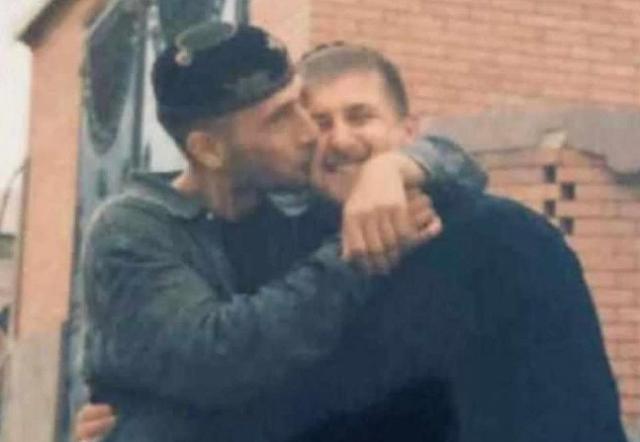 Сын Рамзана Кадырова показал редкое фото отца с умершим родственником 
