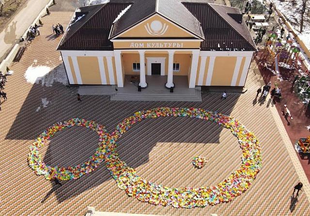 Жители Ставрополья собрали восьмерку из 8 тысяч бумажных цветов