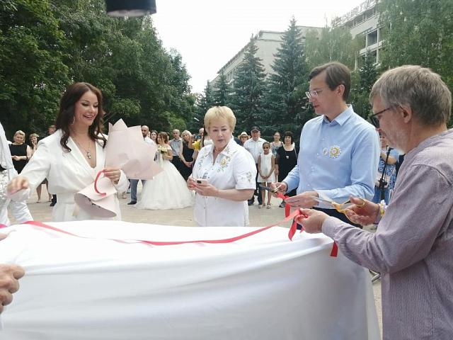 В Кисловодске экс-мисс Вселенная Оксана Фёдорова заложила первый камень памятника семье 