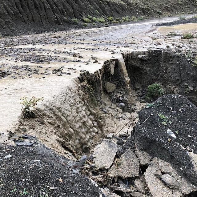 В Дагестане после ливня селевые потоки затопили дорогу