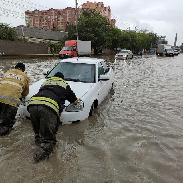 В Махачкале ливень затопил улицы и подвалы домов