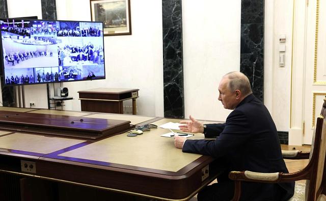 Путин дал старт Году педагога и наставника в РФ в ходе телемоста с Центром знаний «Машук» 