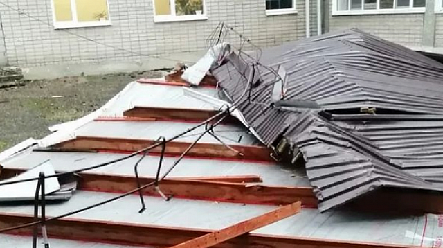 Ураган сорвал кровли домов и социальных объектов в Адыгее