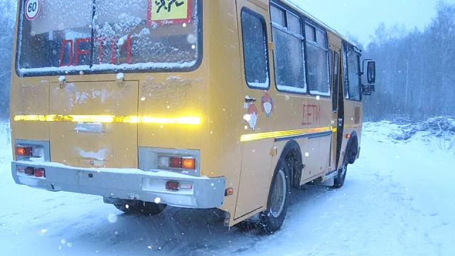 На Ставрополье школьный автобус с детьми застрял в сугробах
