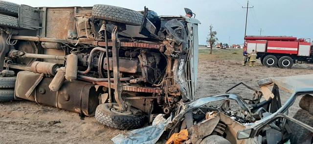 Три жителя Ставрополья погибли в столкновении легковушки с грузовиком