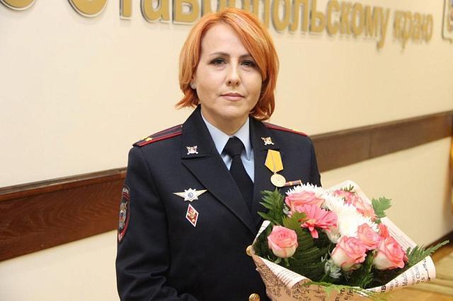 Сотрудницу полиции из Ставропольского края наградили за спасение девушки
