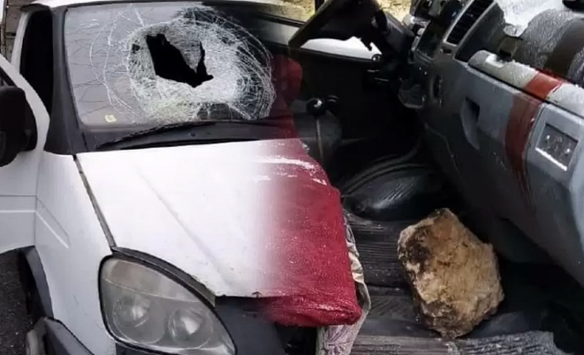 В КБР лобовое стекло машины пробил рухнувший со скалы камень