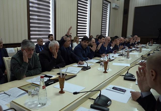 Собрание депутатов Дербента самосократилось с 35 до 25 человек