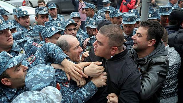 В Ереване полиция начала задерживать митингующих оппозиционеров 