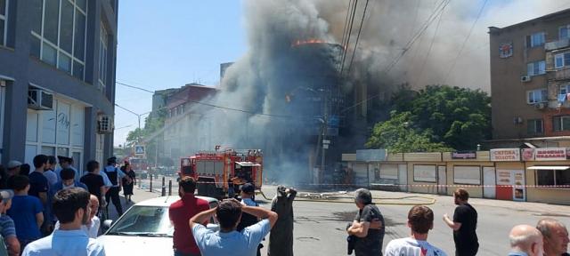 В Махачкале пожар в будке с шаурмой перекинулся на коммерческое здание