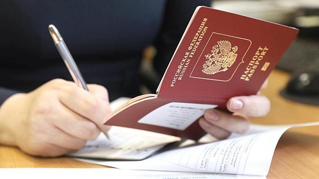 В РФ невыездные неплательщики лишатся загранпаспортов 