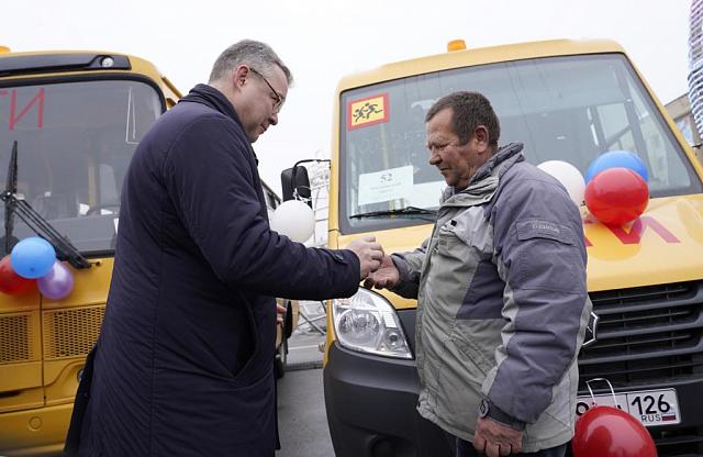 Школы Ставрополья получили 55 новых автобусов