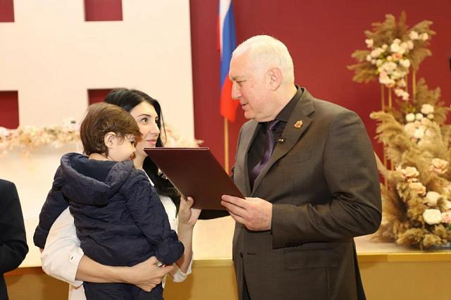 Во Владикавказе жилищные сертификаты получила 21 молодая семья