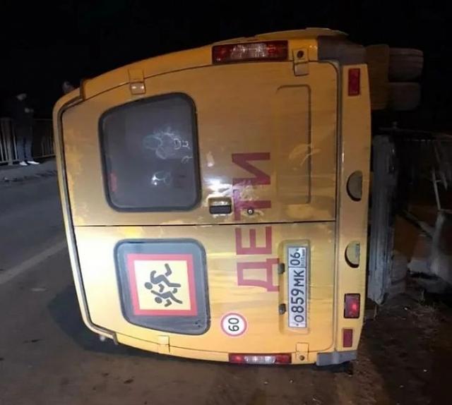 В Ингушетии школьный автобус опрокинулся после столкновения с легковушкой