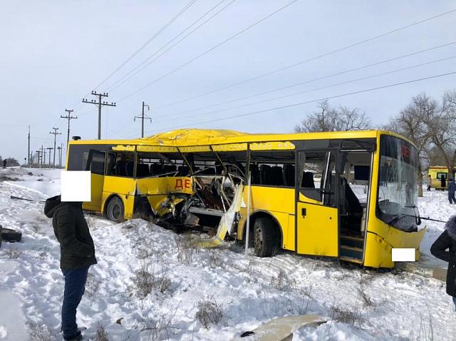 На Ставрополье товарный поезд протаранил школьный автобус