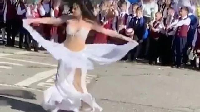 Власти Хабаровска организовали проверку после «танца живота» на линейке