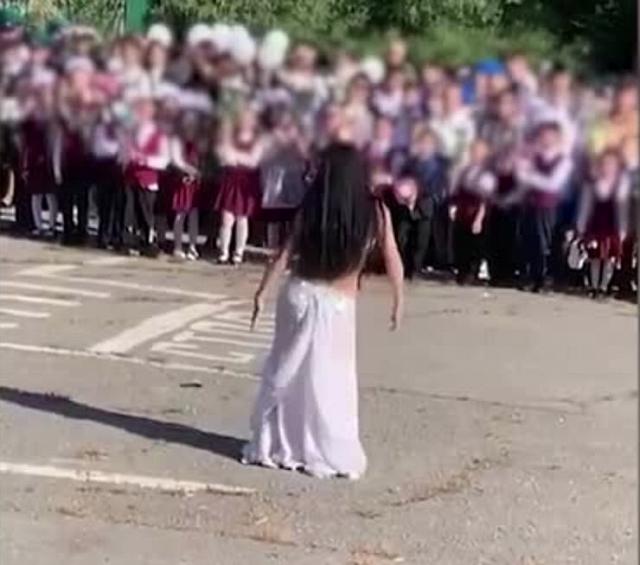 Директор школы в Хабаровске, где 1 сентября на линейке детям показали танец живота, увольняется