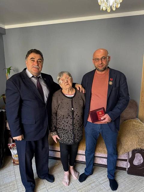 Начальник отдела УФНС по Дагестану удостоен ордена за помощь жительнице Луганской области