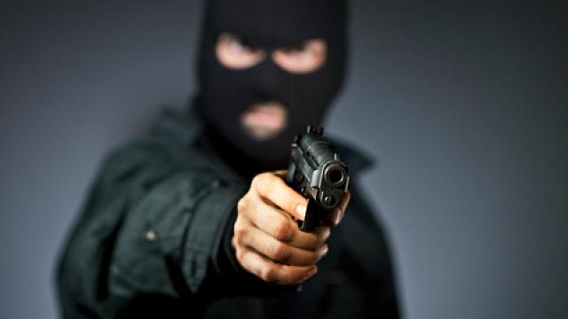 В КЧР на полицейских напал вооруженный серийный грабитель