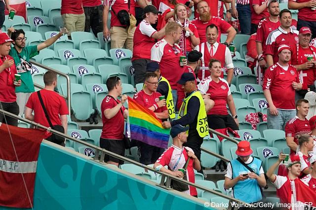 В Баку на матче Евро-2020 стюарды забрали два флага ЛГБТ у датских болельщиков
