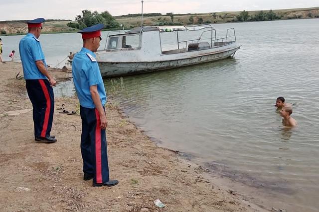 Донские казаки проводят рейды по водоемам Ростовской области