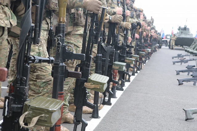 Кадыров поручил создать военный резерв из мужчин и женщин