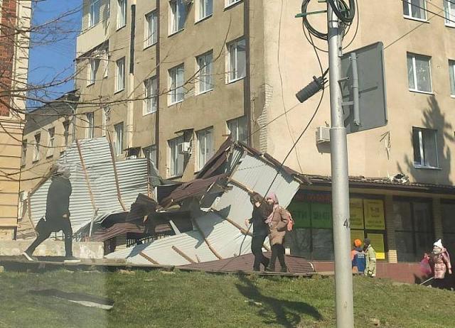 Порывы ветра сорвали крышу с офисной пятиэтажки в центре Ставрополя