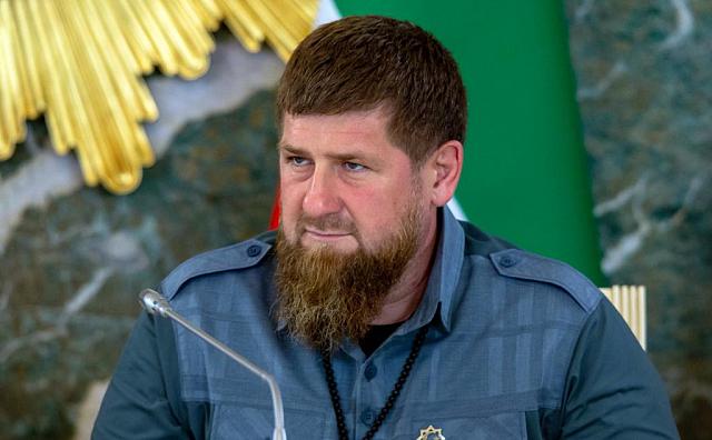 В Грозном глава МЧС Куренков подарил Кадырову именную саблю 