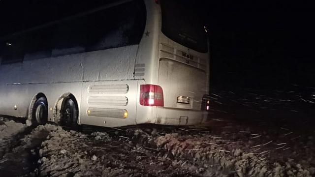На Ставрополье завяз ночью в поле рейсовый автобус «Астрахань – Краснодар»