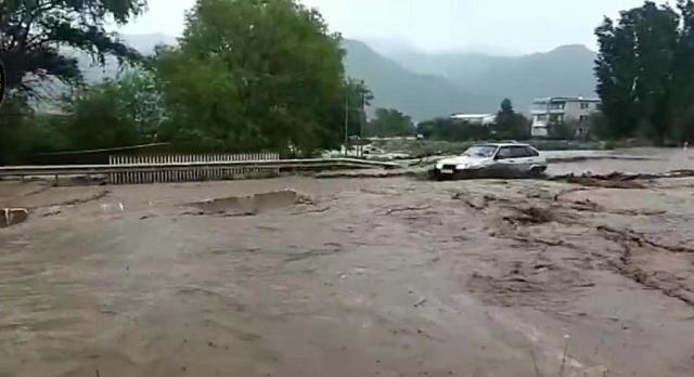 В КЧР из-за ливней затопило дорогу на Домбай 