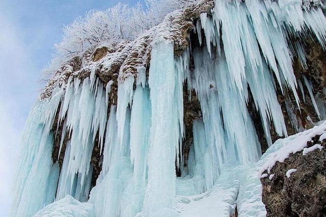 В КБР ледяной водопад «70 струй воды» заворожил туристов 