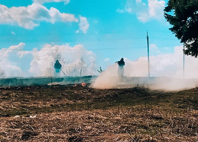 В Нальчике тушат природный пожар площадью 15 соток