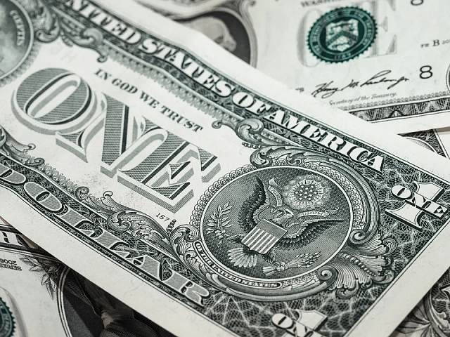 Курс доллара показал рекордное падение с мая 2015 года