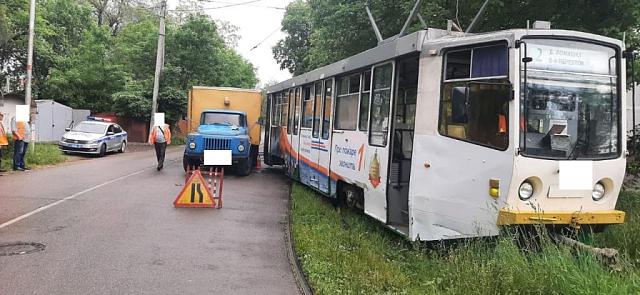 В Пятигорске водитель трамвая сбила дорожного рабочего