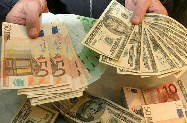 На фоне событий на Украине и санкций курсы доллара и евро достигли 113 и 127 рублей