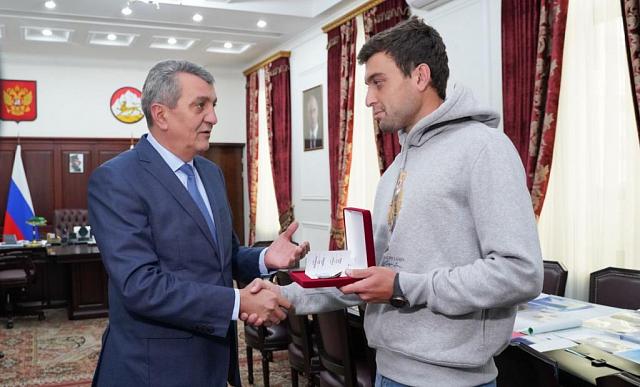 Во Владикавказе наградили теннисиста Аслана Карацева